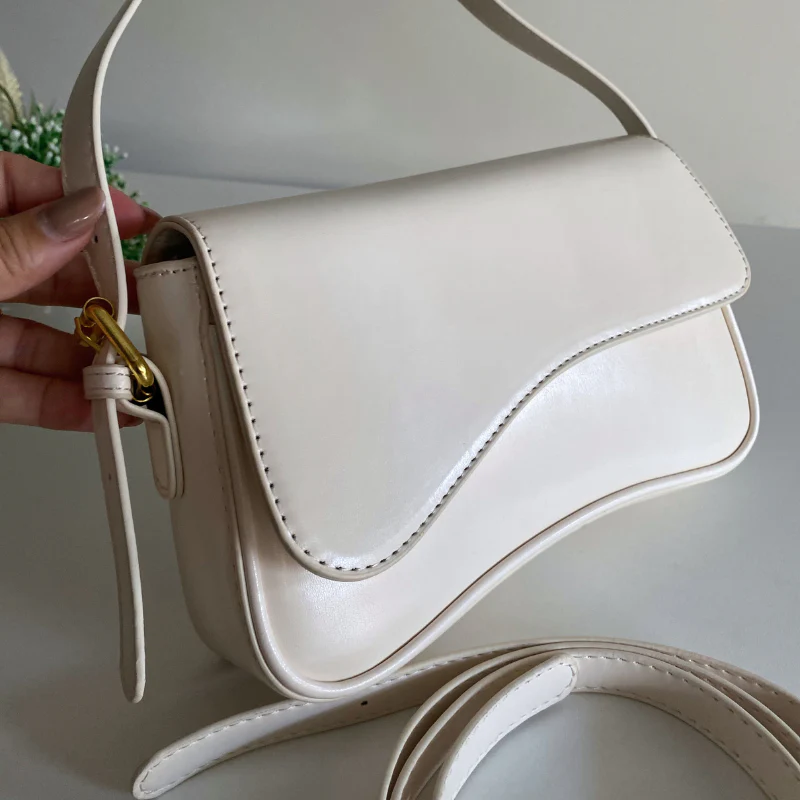 Sac en Cuir Végétalien Style Baguette - Femme - Fiora